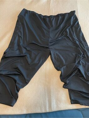 SHEIN (2 pair) Stretch capri Pants